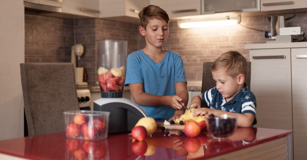 children eating fruit